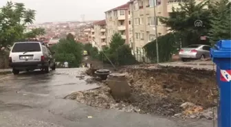 Sağanak sonrası sokaktaki yol çöktü