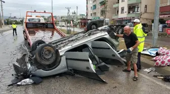 Aydınlatma direğine çarpan otomobilin sürücüsü yaralandı