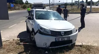 Otomobil kaldırıma çarptı : 2 yaralı