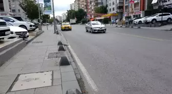 (Özel) Kadıköy'de lüks cipin motosikletliye çarpıp kaldırıma çıktığı anlar kamerada