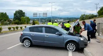 Sinop'ta otomobil karşı şeride uçtu: 2 yaralı