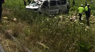 TIR ile çarpışan işçi minibüsü tarlaya devrildi: 7 ölü, 11 yaralı (2)- Yeniden