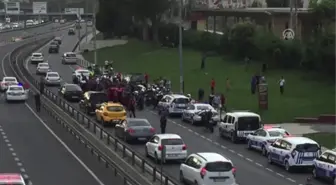 Motosikletle duran araca çarpan 2 polis yaralandı