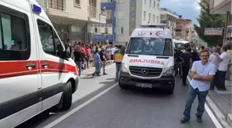 Ümraniye'de minibüs ile otomobil çarpıştı; 1'i bebek 6 yaralı