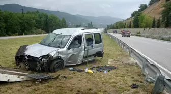 Amasya'da hafif ticari araç devrildi: 5 yaralı