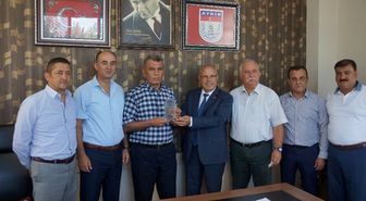 Ayın şoförüne ödülünü Belediye-İş Sendikası Başkanı Yaman verdi