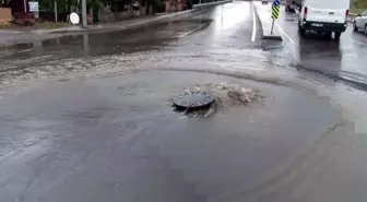 İçerenköy'de şiddetli yağış nedeniyle dükkanları su bastı