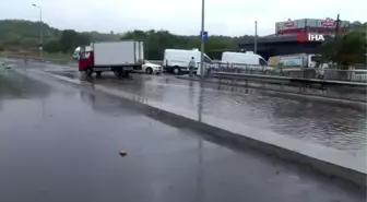 İçerenköy'de şiddetli yağış nedeniyle yollar göle döndü dükkanları su bastı