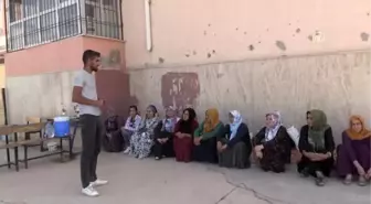 Kadınlar okul bahçesinde yetiştirdikleri biberin hasadını yaptı