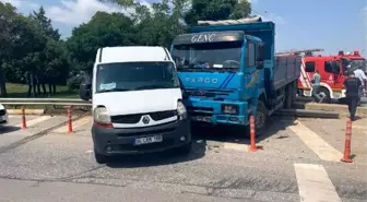 Tuzla'da kamyon yolcu minibüsüne çarptı, 3 kişi yaralandı