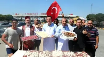 Yaşadıkları ülkelere dönen gurbetçilere sınırda 'tatlı' veda