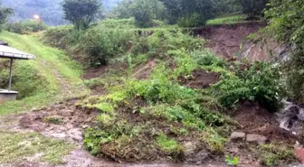 Heyelan oldu, kayan toprak eve 2 metre kala durdu