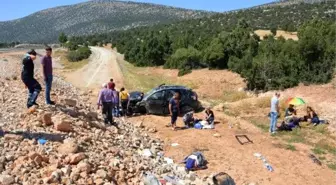 Kazada yaralananları şemsiyeyle güneşten korudular