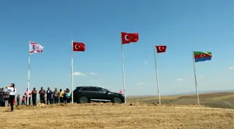 Köylerinin en yüksek tepesine Türk, KKTC ve Azerbaycan bayrağı diktiler