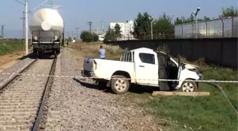 Yük treni kamyonete çarptı: 1 ölü,1 yaralı