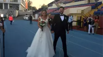 Futbol antrenörü stadyumda evlendi