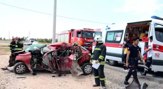 Aksaray'da direğe çarpan otomobil hurdaya döndü: 1 ölü, 1 yaralı