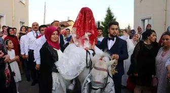 Damat gelini almaya otomobil yerine atla gitti