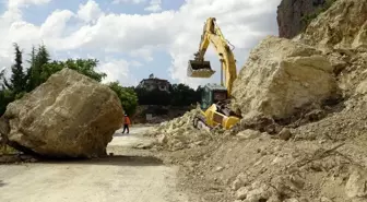 Karaman'da kepçenin üzerine 30 tonluk kaya düştü