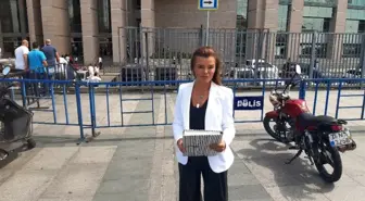 İrem Derici'nin evine girmek isteyen şahıs serbest bırakıldı