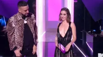 MTV Müzik Ödüllerinde sahneye çıkan French Montana, Alison Brie'nin dekoltesinden gözünü alamadı