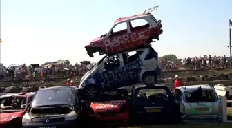 İngiltere'de düzenlenen otomobille uzun atlama yarışları renkli görüntülere sahne oldu