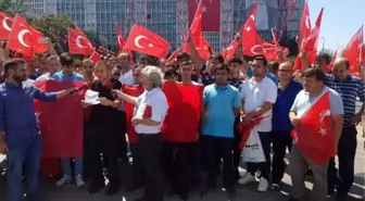 İşten çıkarılanlar İBB önünde İmamoğlu'na seslendi: Okulların açıldığı dönemde lütfen kimseyi ekmeğinden etmeyin