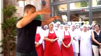 Kadın çalışanlar erkek şiddetine karşı kickboks öğreniyor