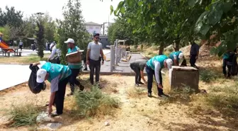 Cizre'de denetimli serbestlik yükümlüleri çevre temizliği yaptı