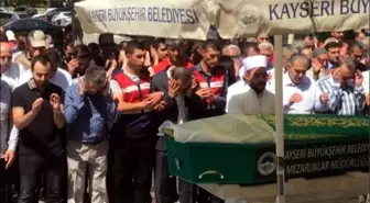 FETÖ hükümlüsü işadamı annesinin cenazesine kelepçe ile katıldı