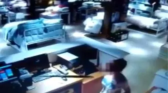 Pendik'te 3 iş yerinde hırsızlık yapan kadın kamerada