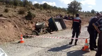 Devrilen traktör römorkunun altında kalan sürücü öldü