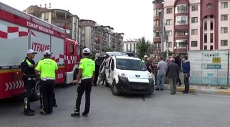 Kamyonetin altında kalan anne öldü, kızı ağır yaralandı