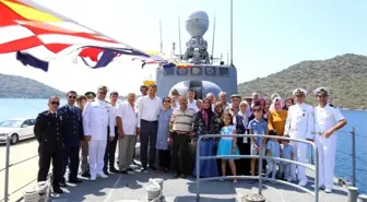 Kaş'ta askeri gemi ziyarete açıldı