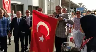 Turhan Çömez Türkiye'ye döndü