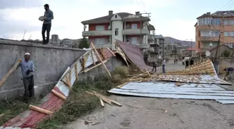 Yüksekova'da fırtına çatıları uçurdu