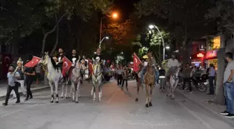 Attan düşen binici diğer atların ayakları altında kalmaktan son anda kurtuldu