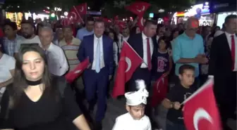 Cumhuriyet yürüyüşünde attan düşen binici atların ayakları altında kalmaktan son anda kurtuldu