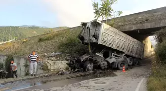 Köprüden alt geçide devrilen tırın sürücüsü ağır yaralandı