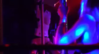 'Robot striptizciler' direk dansıyla hünerlerini sergiledi