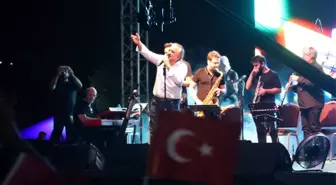 Volkan Konak, türküleriyle 20 bin İzmitliye Zafer Bayramı coşkusunu yaşattı