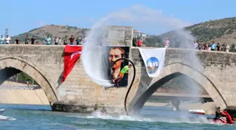 Yeşilırmak'ta flyboard gösterisi yoğun ilgi gördü