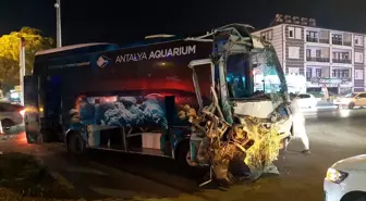 Antalya'da tur minibüsü ile otobüs çarpıştı: 13 yaralı