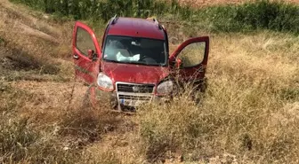 Hafif ticari araç şarampole devrildi: 2 yaralı