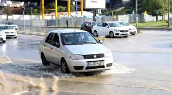 Su borusu patladı, cadde göle döndü