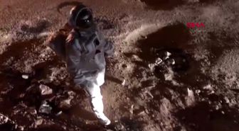 Astronot gibi giyinip bozuk yollara dikkat çekti, fenomen oldu