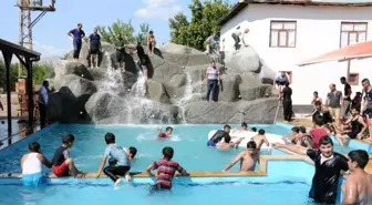 Çocuklara verdiği sözü tuttu, havuz yaptırdı