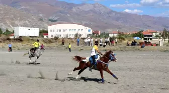 Erzincan'da nefes kesen atlı cirit müsabakaları sona erdi