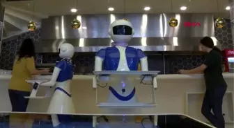 Ataşehir'de robot garsonlara yoğun ilgi