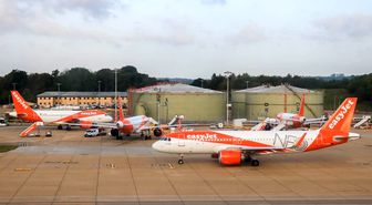 Gatwick Havaalanı'nda rötarlar nedeniyle bazı uçaklar valizsiz kalktı